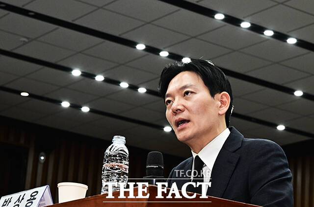 ‘쌍방울 대북 송금 사건’을 수사했던 박상용 인천지방검찰청 부부장검사가 7일 오전 서울 여의도 국회에서 열린 ‘민주당의 공소취소,재판조작 진상규명 청문회’에 참석해 질의에 답변을 하고 있다. /국회=배정한 기자