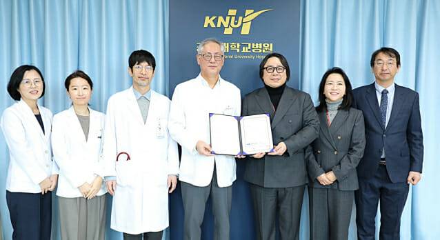 아크릴 박외진 대표(오른쪽 3번째)와 남우동 강원대병원장 등이 ‘인공지능(AI) 기반 헬스케어 서비스 협력 고도화’를 위한 전략적 업무협약(MOU)을 체결하고 있다. (사진=지디넷코리아 DB)