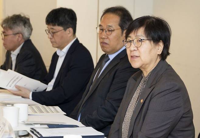 정은경 보건복지부 장관이 7일 서울 중구 컨퍼런스하우스 달개비에서 열린 '제1차 보건복지 분야 정상화 TF 회의'에서 발언하고 있다. 연합뉴스.
