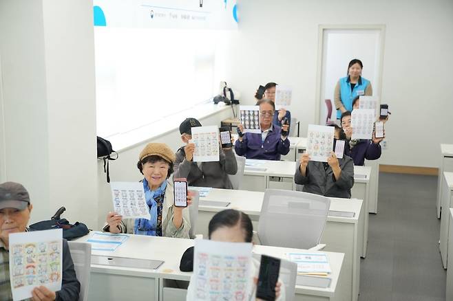 지난 6일 서울 강서구 곰달래어르신복지센터에서 제미나이 활용 수업을 들은 어르신들이 스마트폰을 들어 보이고 있다./과기정통부 제공