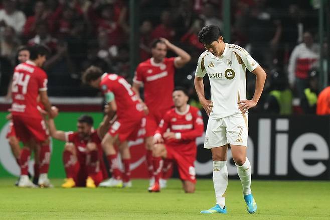 LA FC 손흥민이 7일 멕시코 톨루카 네메시오 디에스 사티움에서 열린 북중미 챔피언스컵 준결승 2차전 경기에서 톨루카의 네 번째 득점 이후 고개를 숙이고 있다./AP 연합뉴스