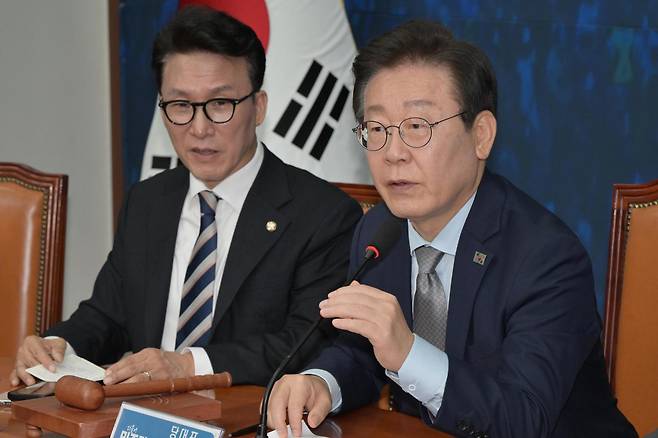 더불어민주당 대표였던 이재명 대통령이 2024년 11월 4일 국회에서 열린 최고위원회의에 참석해 발언하고 있다. 하상윤 기자