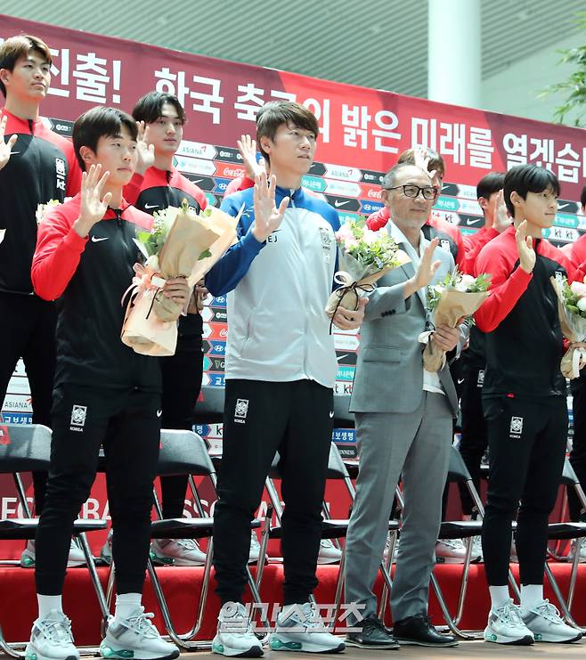 2023 FIFA U20 월드컵 4강 진출을 이룬 대한민국 U20 대표팀이 귀국했다. 김은중 감독과 대표팀 선수들이 14일 오후 인천국제공항에 도착해 귀국환영행사에 참석해 인사를 하고 있다. 아르헨티나에서 열린 이번 월드컵에서 대한민국 대표팀은 2회 연속 4강 진출의 성적을 거뒀다. 인천공항=김민규 기자 mgkim1@edaily.co.kr /2023.06.14/