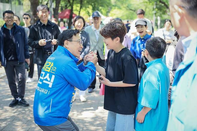 정근식 서울교육감 예비후보가 어린이날인 지난 5일 서울 광진구 어린이대공원을 찾아 어린이들과 인사하고 있다. 사진 정근식 예비후보