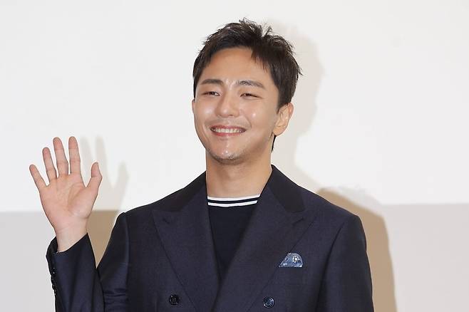 박천휴 작가가 6월 24일 한국 창작 뮤지컬 ‘어쩌면 해피엔딩’ 토니상 6관왕 기념 기자간담회에서 포즈를 취하고 있다. 사진=연합뉴스