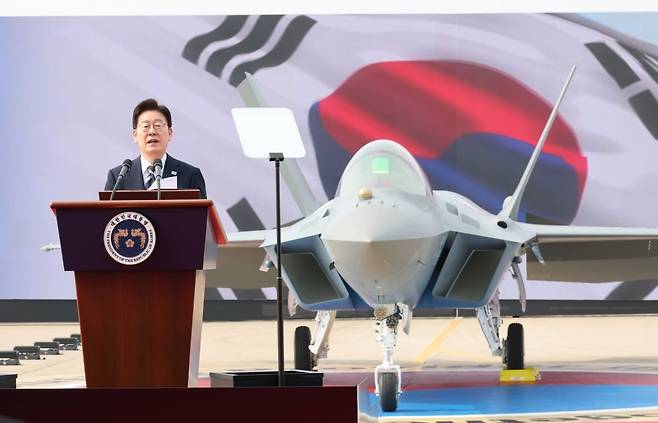 이재명 대통령이 3월 25일 오후 경남 사천시 KAI(한국항공우주)에서 열린 KF-21 양산 1호기 출고식에서 격려사를 하고 있다. 사진=김범준 한국경제신문 기자
