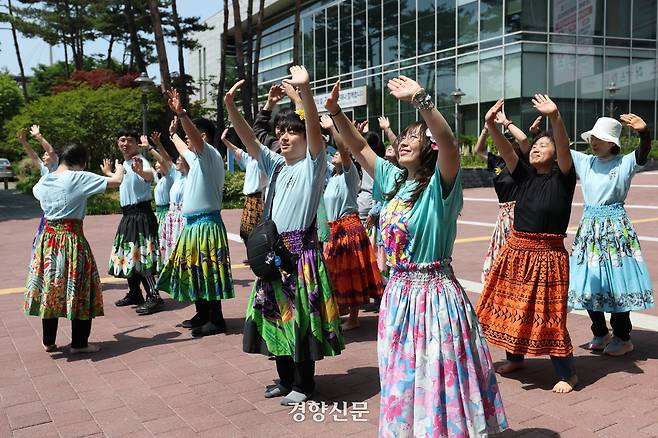발달장애청년 허브 사부작이 6일 서울 마포구 마포구청 앞에서 ‘1동1사부작’ 조례 제정 촉구 선포식을 하며 사부작 동아리 선샤인야놀드훌라와 함께 훌라 춤을 추고 있다. 한수빈 기자