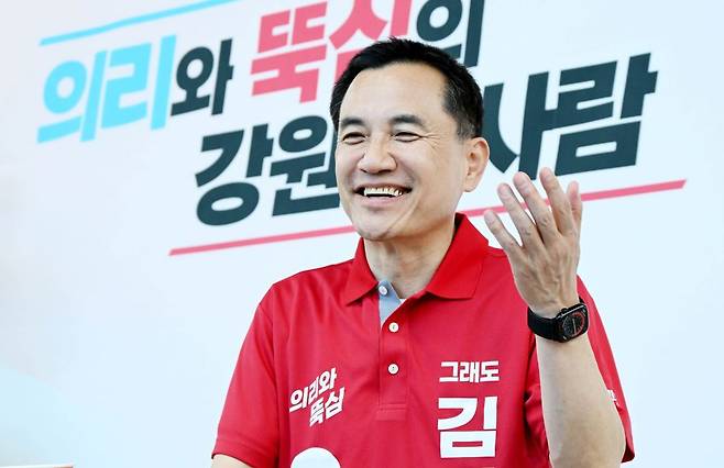 김진태 국민의힘 강원지사 후보가 6일 강원도 춘천 선거사무소에서 국민일보와 인터뷰를 하고 있다. 이병주 기자