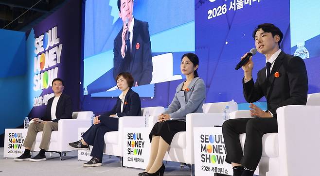 7일 '2026 서울머니쇼'에 참석한 손동우 매일경제 부동산부 기자, 권영선 신한은행 부동산투자자문센터 팀장, 김효선 KB국민은행 WM스타자문단 부동산수석전문위원, 남혁우 우리은행 부동산 연구원(왼쪽부터)이 부동산 시장 전망과 투자 전략에 대해 토론하고 있다. 이승환 기자