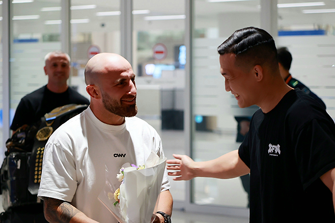 UFC 페더급 챔피언 알렉산더 볼카노프스키가 방한했다. Z-Fight Night 04 게스트 파이터 및 세미나 일정을 소화한다. 정찬성의 ZFN은 UFC Fight Pass로 글로벌 생중계된다. 볼카노프스키는 정찬성으로부터 환영 꽃다발을 받았다. 사진=이교덕 격투기 전문기자