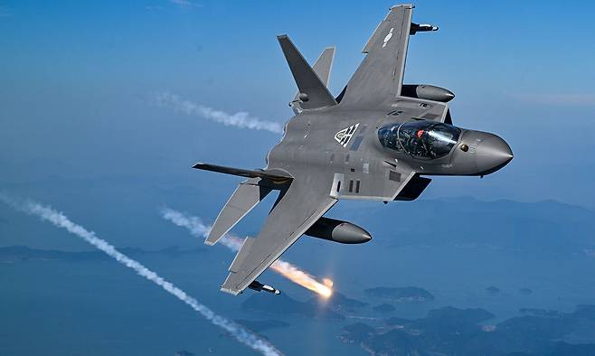 국산 KF-21 전투기가 지난해 11월 5일 비행 도중 섬광탄을 공중에 발사하고 있다. 세계일보 자료사진