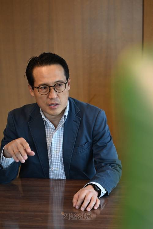 이주량 연구위원은 농업 선진화를 위해 ‘지주’가 ‘주주’로 전환돼야 한다고 제언했다. “‘늘봄영농조합’처럼 생산은 법인에 맡겨 효율을 높이고, 우리는 가공·수출 등 연관 산업에 한류를 결합해 가치를 키워야 합니다. 땅 소유권에 대한 집착만 버린다면 농업도 충분히 우리 미래를 책임질 선진국형 산업이 될 수 있습니다.” 홍윤기 기자