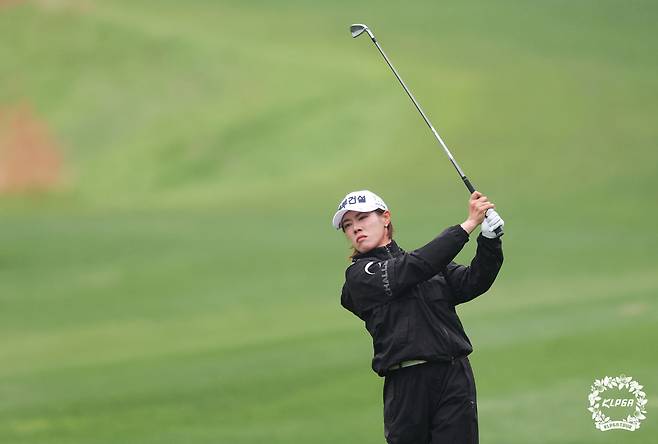 아이언 샷을 하고 있는 박주영. 사진 제공=KLPGA