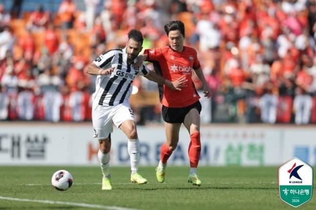 강원FC 김건희(오른쪽)가 4월 25일 강원 강릉의 강릉하이원아레나에서 열린 프로축구 K리그1 FC서울과의 경기에서 서울 수비수 야잔과 치열한 경합을 벌이고 있다. 사진 제공=한국프로축구연맹