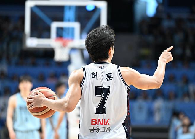 KCC 허훈이 5일 고양소노아레나에서 열린 소노와의 2025~26 LG전자 프로농구 챔프전 1차전서 작전을 지시하고 있다. KBL 제공
