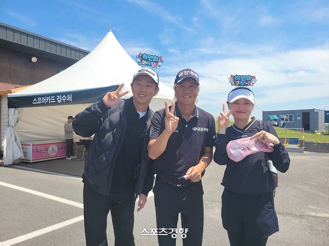 허인회(가운데)가 7일 전남 영암군 골프존카운티 영암45 카일필립스 코스에서 열린 KPGA 투어 파운더스컵 첫날 경기를 마친 뒤 팬들과 기념사진을 찍고 있다.
