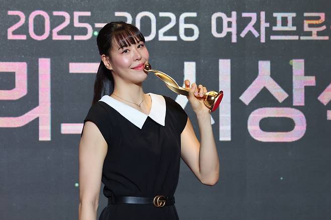 KB 박지수가 지난달 열린 2025-2026 여자프로농구 정규리그 시상식에서 MVP로 뽑힌 뒤 트로피에 키스하며 기념사진을 찍고 있다. 연합뉴스
