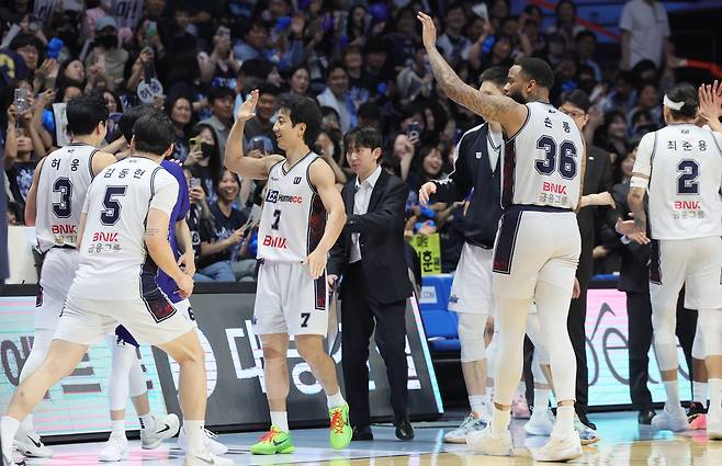 KCC 선수들이 7일 고양 소노와의 챔피언결정 2차전에서 허웅의 3점슛 후 함께 기뻐하고 있다. 연합뉴스