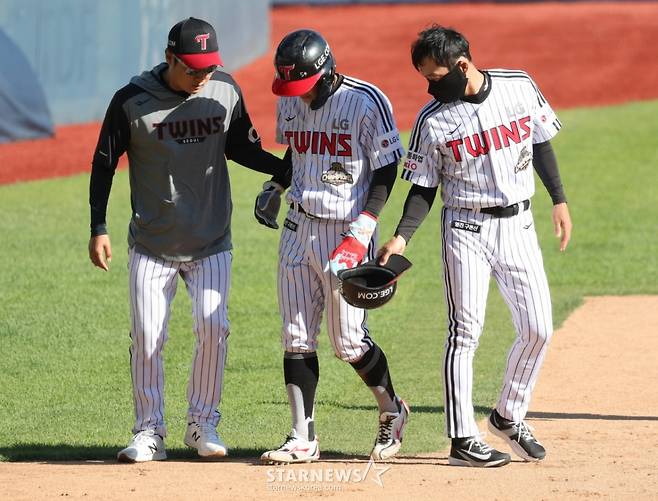 2026 신한 SOL KBO리그 LG 트윈스 대 두산 베어스 경기가 5일 서울 잠실야구장에서 열렸다. LG 7회말 1사 1,3루에서 3루 대주자로 투입된 최원영(가운데)이 다리에 이상을 느끼고 곧바로 오지환과 교체되고 있다. /사진=김진경 대기자