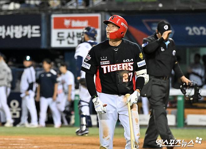18일 오후 서울 송파구 잠실야구장에서 열린 '2026 신한 SOL Bank KBO리그' KIA 타이거즈와 두산 베어스의 경기, 9회초 2사 만루 KIA 김호령이 헛스윙 삼진을 당한 후 더그아웃으로 향하고 있다. 엑스포츠뉴스 DB