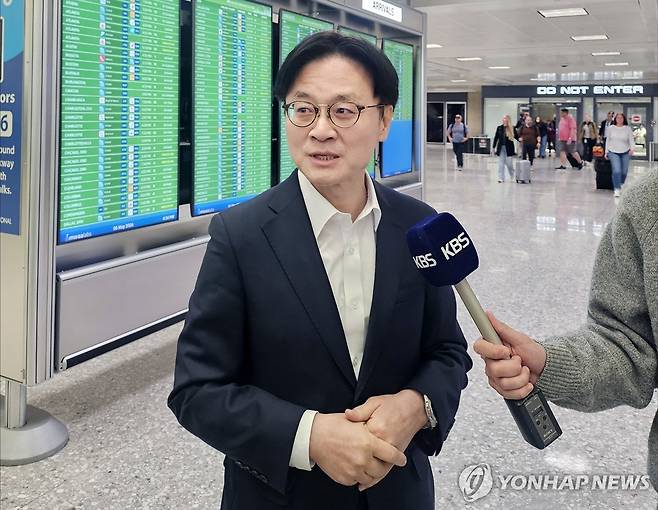 미국 도착한 김정관 장관 (워싱턴=연합뉴스) 홍정규 특파원 = 김정관 산업통상부 장관이 6일(현지시간) 미국 덜레스 국제공항에서 기자들의 질문에 답하고 있다. 2026.5.7 zheng@yna.co.kr