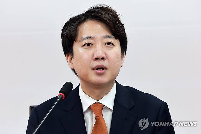 개혁신당 최고위원회의 이준석 대표 발언 (서울=연합뉴스) 신현우 기자 = 개혁신당 이준석 대표가 4일 국회에서 열린 최고위원회의에 참석해 발언하고 있다. 2026.5.4 nowwego@yna.co.kr