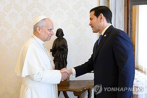 교황 레오14세 만나 악수하는 루비오 미 국무 (바티칸 AP=연합뉴스 재판매 및 DB금지)
