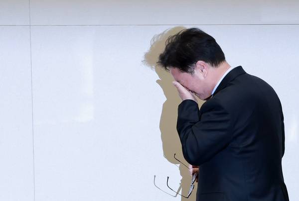 우원식 국회의장이 8일 국회에서 열린 5월 임시국회 제2차 본회의 산회를 선포한 뒤 의장석에서 내려가고 있다. 앞서 국민의힘은 대한민국헌법 개정안과 다른 법안에 대해 필리버스터(무제한 토론을 통한 합법적 의사진행 방해)를 하겠다고 밝혔다. 이에 우 의장은 이날 본회의에 대한민국헌법 개정안 등을 상정하지 않았다. 2026.5.8 /연합뉴스