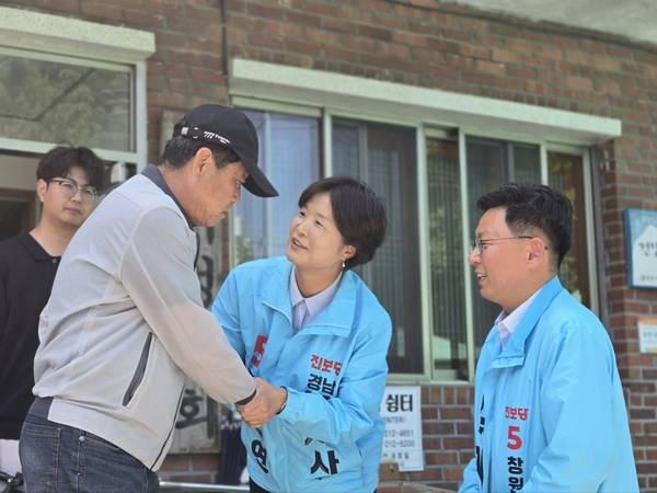 전희영(가운데) 진보당 경남도지사 후보가 8일 어버이날을 맞아 지역민들에게 인사하고 있다. /전희영 후보 캠프