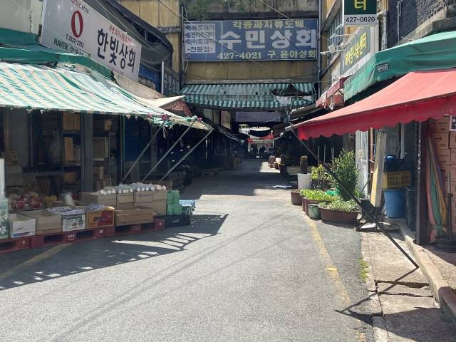 과거 완구골목이던 곳이 썰렁한 모습. 2010년대에 접어들면서, 도로변에 있는 우일완구 등을 제외하고는 모두 문을 닫은 상태다. 정두나 기자.