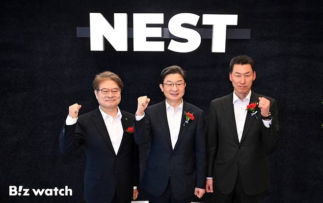이억원 금융위원장(가운데), 강승준 신용보증기관 이사장(왼쪽), 장민영 기업은행 은행장이 8일 오후 서울 광진구 신용보증기금 광진지점에서 열린 NEST AI-Lab 개소식에서 기념 촬영을 하고 있다./사진=이명근 기자 qwe123@