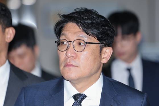 김상민 전 검사, 법정으로 김건희 씨에게 고가의 그림을 건네고 공천을 청탁했다는 의혹을 받는 김상민 전 부장검사가 8일 서울 서초구 서울고등법원에서 열린 2심 선고 공판에 출석하고 있다. 〈사진출처=연합뉴스〉