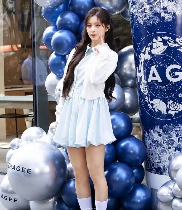 행사 포토콜에서 설윤이 갑자기 눈물을 흘려 팬들의 걱정을 샀다. 사진=차지 SNS
