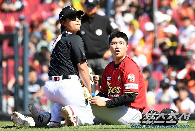 5일 광주 기아챔피언스필드에서 열린 KIA와 한화의 경기. 4회초 1사 한화 문현빈의 강습 타구에 맞은 KIA 김태형이 통증을 호소하고 있다. 광주=박재만 기자 pjm@sportschosun.com