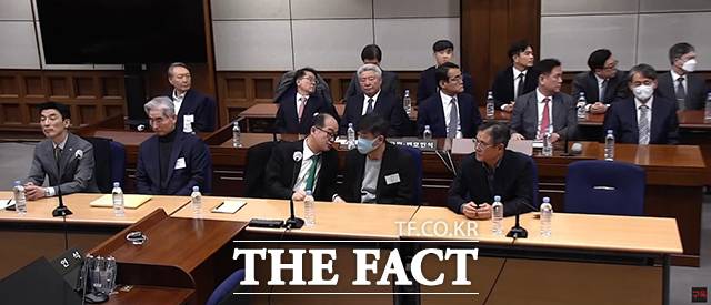내란 우두머리 등 혐의로 기소된 윤석열 전 대통령과 김용현 전 국방부 장관, 노상원 전 정보사령관 등이 2월 19일 오후 서울 서초구 서울중앙지방법원에서 열린 12.3 비상계엄 관련 윤 전 대통령 내란 우두머리 혐의 사건 1심 선고공판에 참석하고 있다. /서울중앙지방법원
