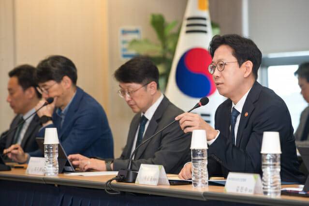 배경훈 부총리 겸 과학기술정보통신부 장관이 8일 오전 서울 종로구 광화문교보빌딩 국가과학기술자문회의 대회의실에서 열린'빅테크 AI기업 사이버보안 프로젝트 관련 전문가 간담회' 에서 발언하고 있다.