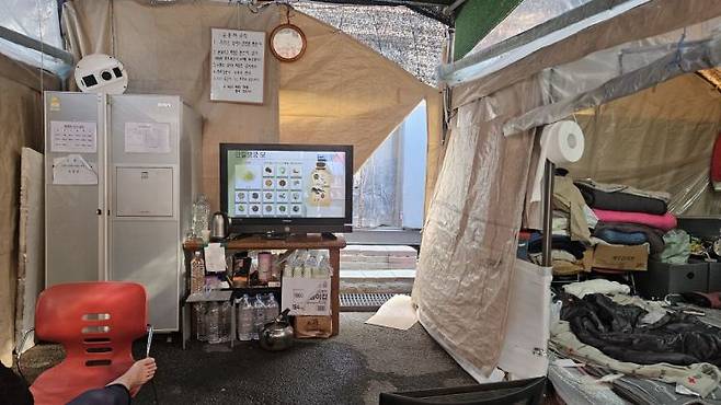 올해 1월 화재로 집을 잃은 서울 강남구 구룡마을 거주민이 천막으로 임시 거처를 만들어 생활하고 있다. 박재현 기자