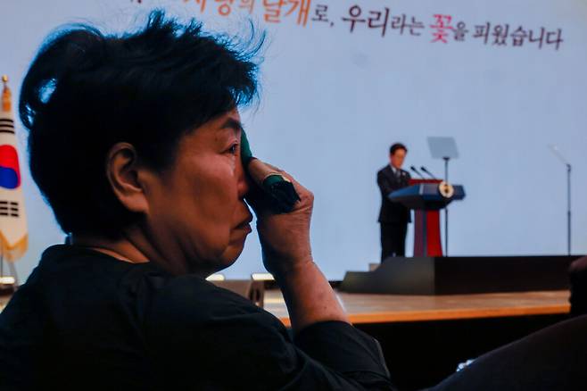 이재명 대통령이 8일 오전 서울 중구 대한상공회의소에서 열린 제54회 어버이날 기념식 축사를 하던 중, 근무 중 순직한 소방·경찰 공무원의 유가족을 언급하자 앉아있던 가족들이 눈물을 흘리고 있다. 청와대사진기자단
