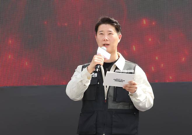 최승호 삼성그룹 초기업노조 삼성전자지부 위원장이 지난달 23일 경기 평택시 삼성전자 평택사업장 앞에서 열린 투쟁결의대회에서 투쟁사를 하고 있다. 뉴시스