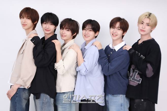그룹 킥플립 주왕(왼쪽부터), 동화, 케이주, 계훈, 동현, 민제가 7일 서울 중구 순화동 KG타워에서 진행된 일간스포츠와의 인터뷰에 앞서 사진 촬영을 하고 있다. 서병수 기자 qudtn@edaily.co.kr /2026.05.07/