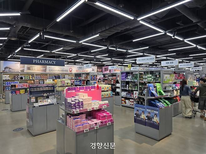 7일 오후 서울 용산구에 있는 800평 규모 창고형 약국 메디킹덤 모습. 김찬호 기자