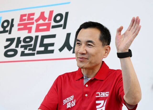 제9회 전국동시지방선거에서 재선에 도전하는 김진태 국민의힘 강원지사 후보가 지난 6일 강원도 춘천 선거사무소에서 국민일보와 인터뷰하고 있다. 김 후보는 자신을 ‘도민 곁에서 온갖 애환을 함께 겪은 후보’라고 소개하며 ‘명픽’을 강조한 우상호 더불어민주당 후보를 직격했다. 춘천=이병주 기자
