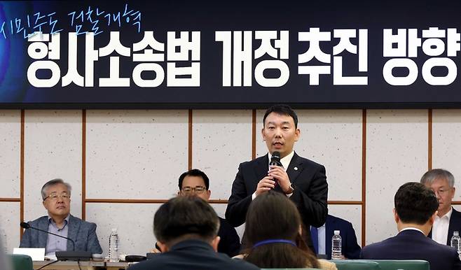 김용민 더불어민주당 의원이 8일 오전 서울 여의도 국회의원 회관에서 열린 ‘시민주도 검찰개혁, 형사소송법 개정 추진 방향 토론회’에서 인사말을 하고 있다. <뉴시스>