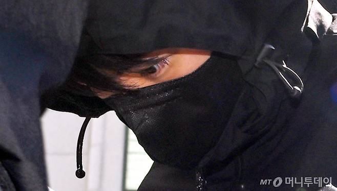 한밤중 광주 도심에서 흉기를 휘둘러 일면식 없는 여고생을 살해하고 남고생을 다치게 한 혐의(살인 등)를 받는 장모(24)씨가 7일 오전 광주 동구 광주지법에서 구속 전 피의자 심문(영장실질심사)을 받기 위해 법정으로 이동하고 있다. 2026.05.07. /사진=뉴시스 /사진=이영주