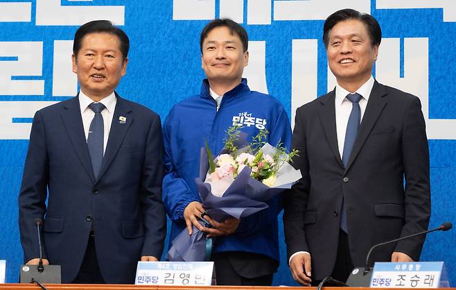 정청래 더불어민주당 대표, 조승래 사무총장이 8일 오후 국회에서 열린 인재 영입식에서 충남 공주·부여·청양 국회의원 보궐선거 후보로 영입된 김영빈 변호사와 기념 촬영을 하고 있다. 윤창빈 기자
