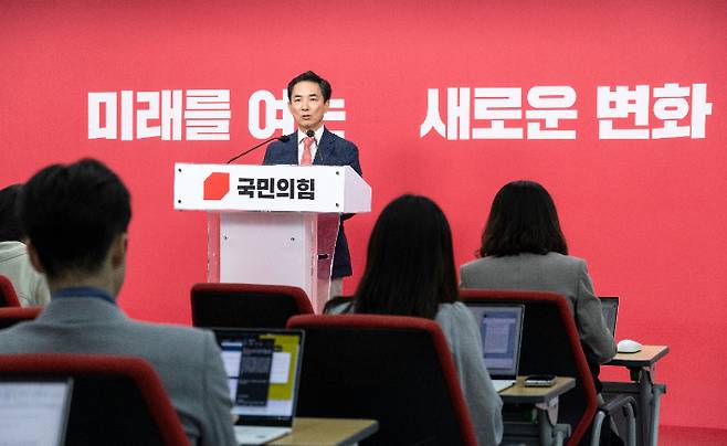 6ㆍ3 재보선 부산 북구 갑 선거구에 국민의힘 공천이 확정된 박민식 전 국가보훈부 장관이 5일 서울 여의도 중앙당사에서 열린 기자회견에서 한동훈 후보와의 단일화 가능성에 대한 취재진 질문에 답하고 있다. 박 전 장관은 이번 선거에 "한동훈 후보와의 단일화 가능성은 제로"라고 밝혔다. 연합뉴스