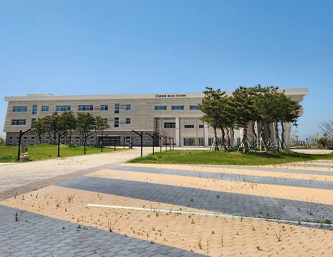 지난 4일 오후 사방을 둘러봐도 기댈 곳 하나 없는 전북 부안군 하서면 새만금 매립지 관광레저용지 1지구. 2023년 새만금 세계스카우트잼버리 대회 당시 건립된 '글로벌 청소년리더센터'가 끝없이 펼쳐진 초원 한쪽 편에 나홀로 서 있었다. '글로벌 인재양성'이라는 거창한 청사진이 무색할 만큼 인적이 끊겨 적막했다. 보도블럭 사이에는 잡초가 듬성듬성 솟아올랐다. ⓒ시사저널 정성환