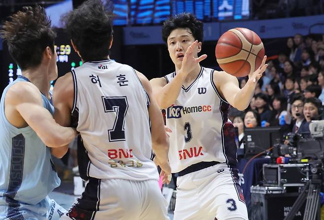 KCC 허훈이 7일 고양 소노와의 챔피언결정 2차전에서 허훈에게 패스하고 있다. 연합뉴스