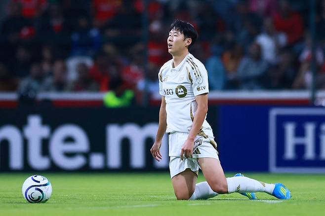 CONCACAF 챔피언스컵 - 준결승 - 2차전 - 톨루카 v 로스앤젤레스 FC - 에스타디오 네메시오 디에즈, 톨루카, 멕시코 - 2026년 5월 7일 로스앤젤레스 FC의 손흥민이 경기 후 낙담한 표정을 짓고 있습니다. REUTERS연합뉴스