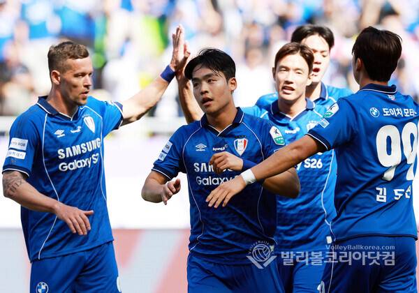 ■ 매치 오브 라운드 : 승격 향한 맞대결 '수원삼성 vs 대구FC'...사진은 수원삼성 강현묵이 골을 성공시키고 선수들과 기뻐하는 모습.(사진=김경수 기자/ 2026.5.3.)